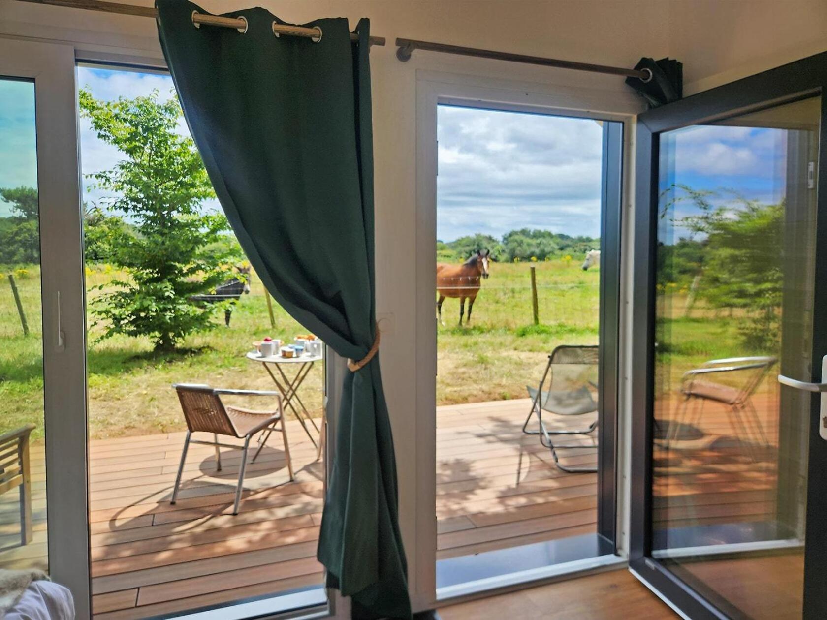 Gites & Tiny Houses Les Hauts De Toulvern Baden Rum bild